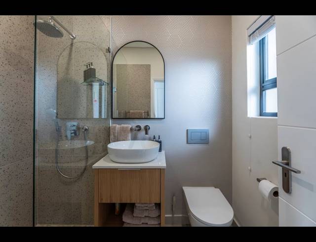 2 BEDROOM APARTMENT TO LET IN SEA POINT